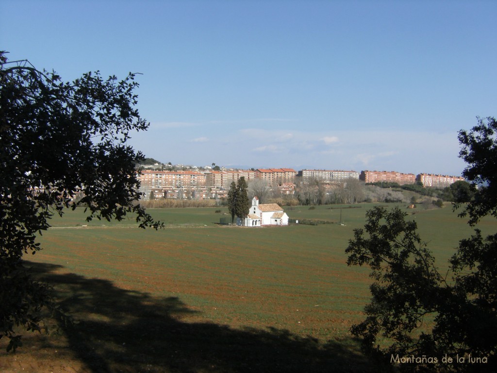 Santa María de Les Feixes, detrás Cerdanyola del Vallés
